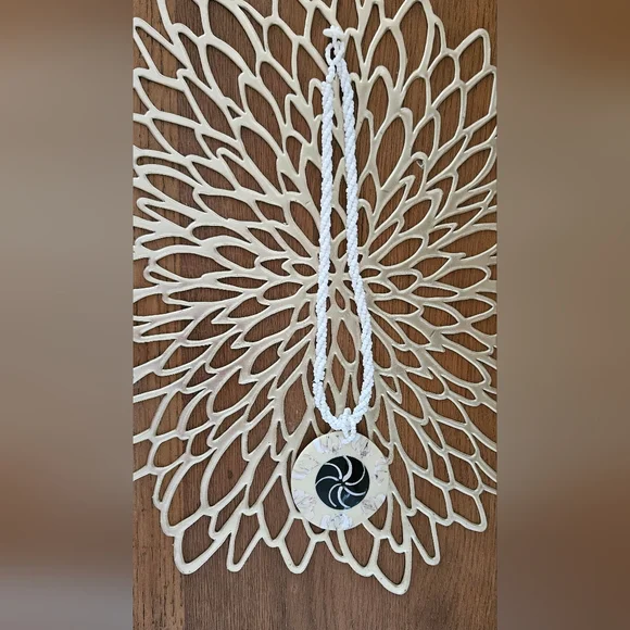 Handpainted Blk & White Design Shell Pendant With 16in Beaded Necklace - Picture 9 of 9